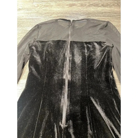 Tahari Women's Swanky Velvet Feather Party Dress Size 4 - Picture 4 of 9